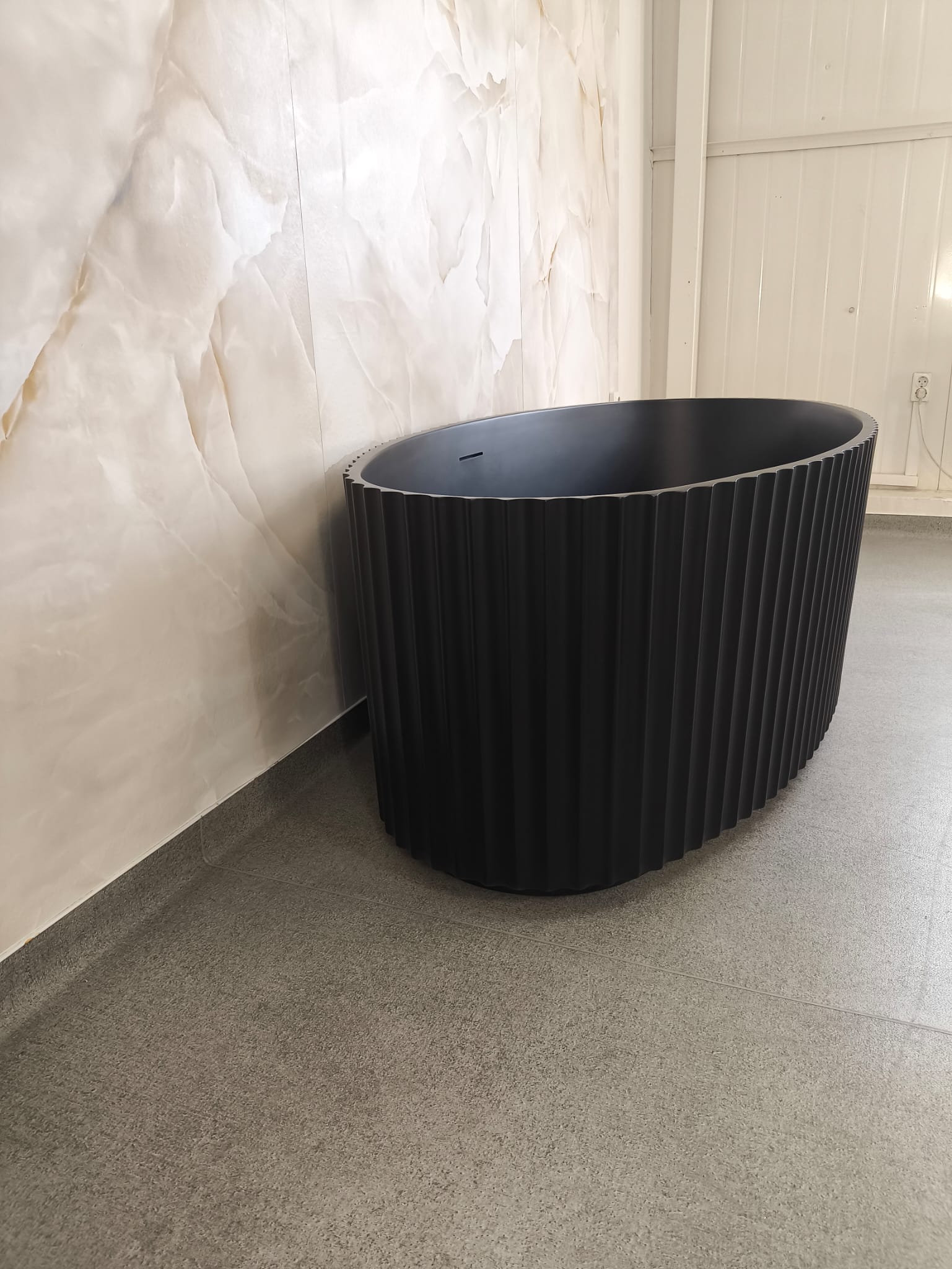 Cadă Freestanding Neagră „Ribbed Elegance” 1700mm lungime×850mm latime×580mm inaltime - imagine 5