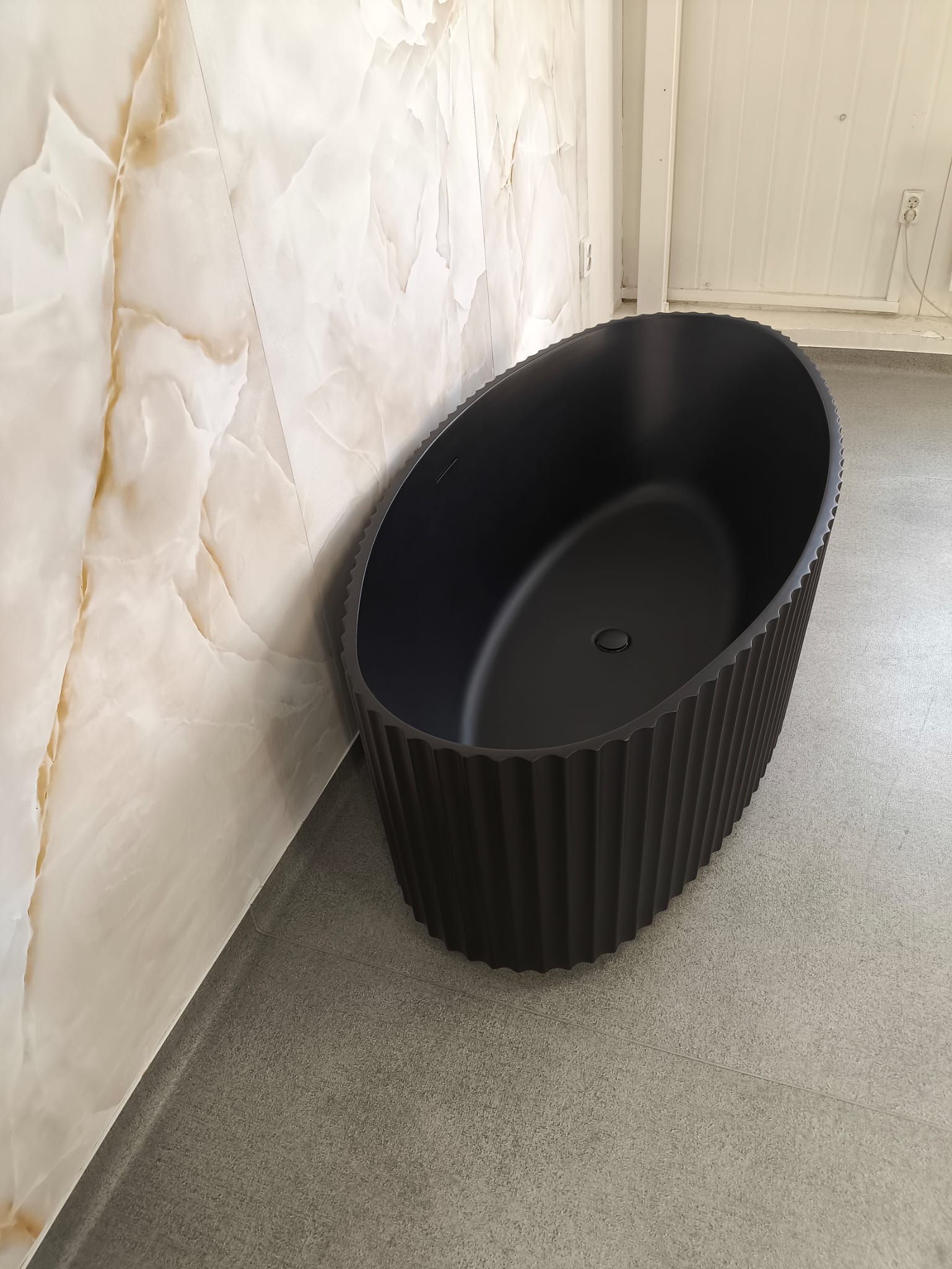 Cadă Freestanding Neagră „Ribbed Elegance” 1700mm lungime×850mm latime×580mm inaltime - imagine 4