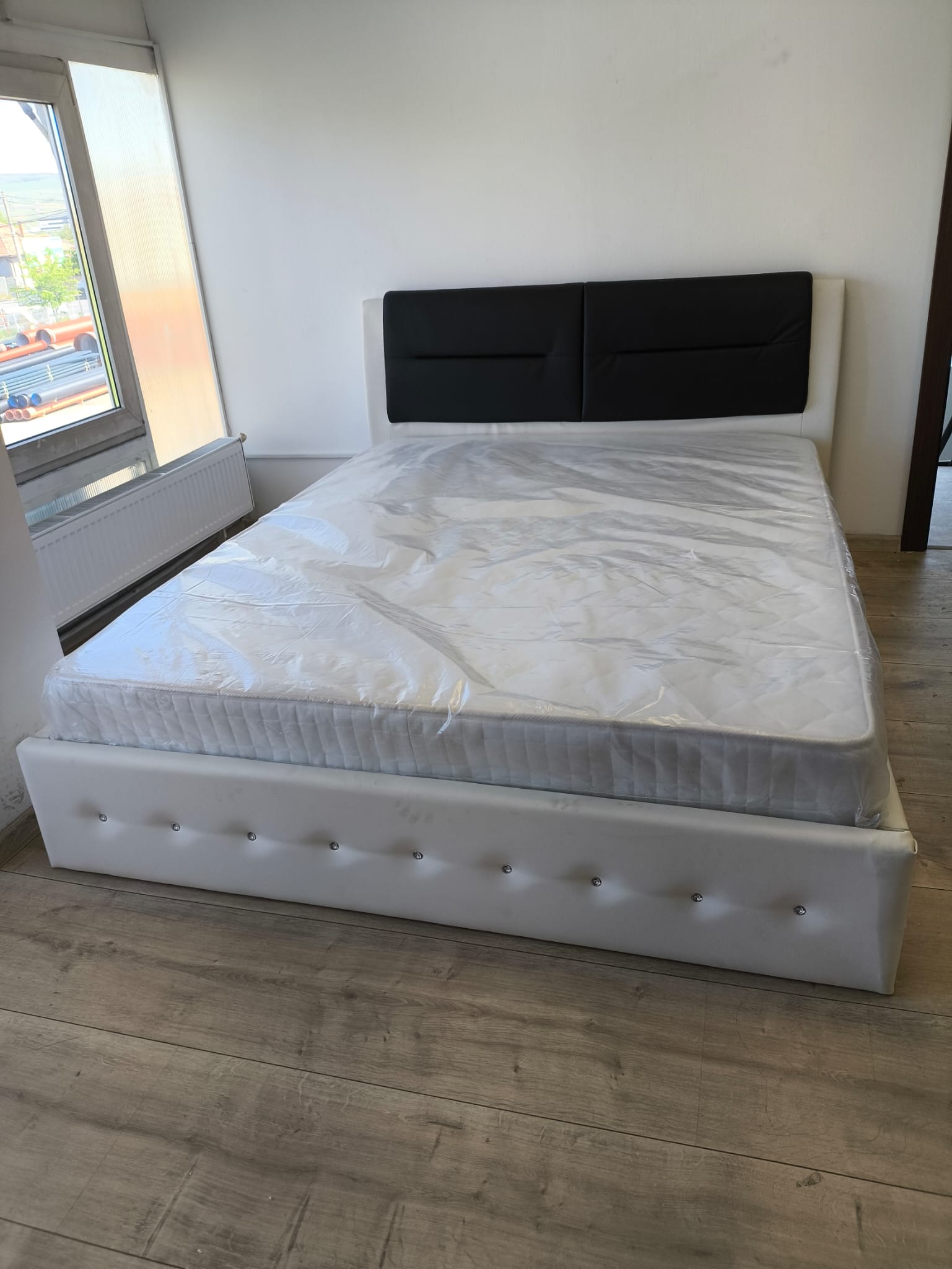 Pat cassandra 160x200 piele ecologica, salteaua NU este inclusa - imagine 3