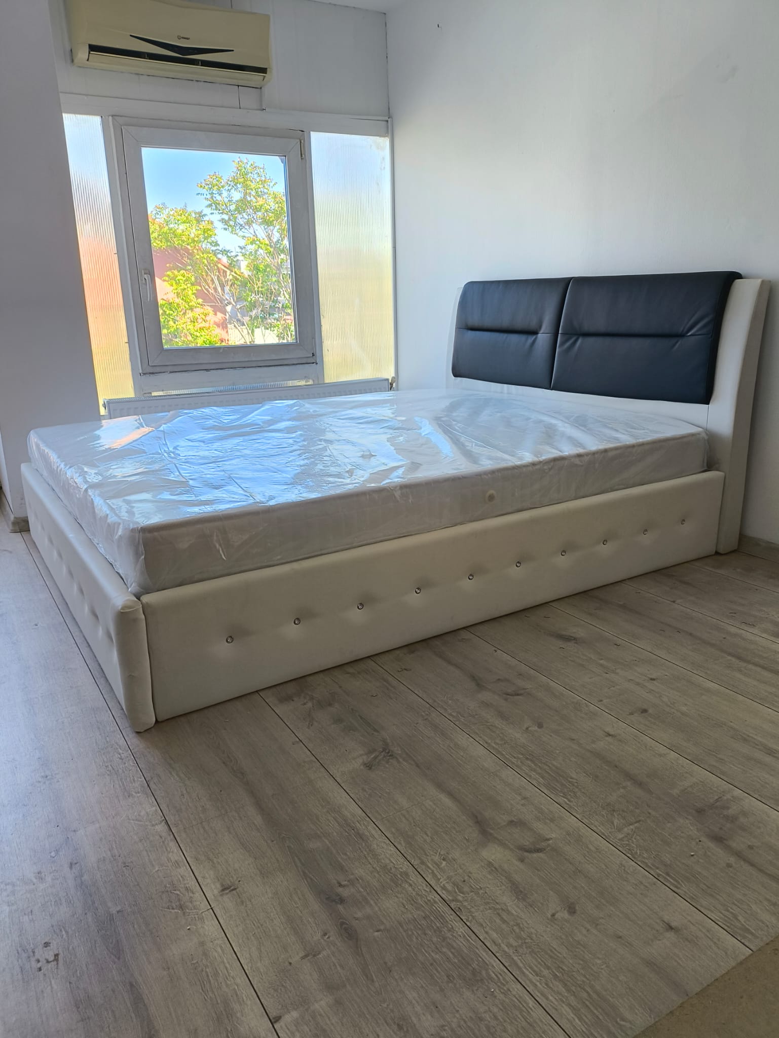 Pat cassandra 160x200 piele ecologica, salteaua NU este inclusa - imagine 2