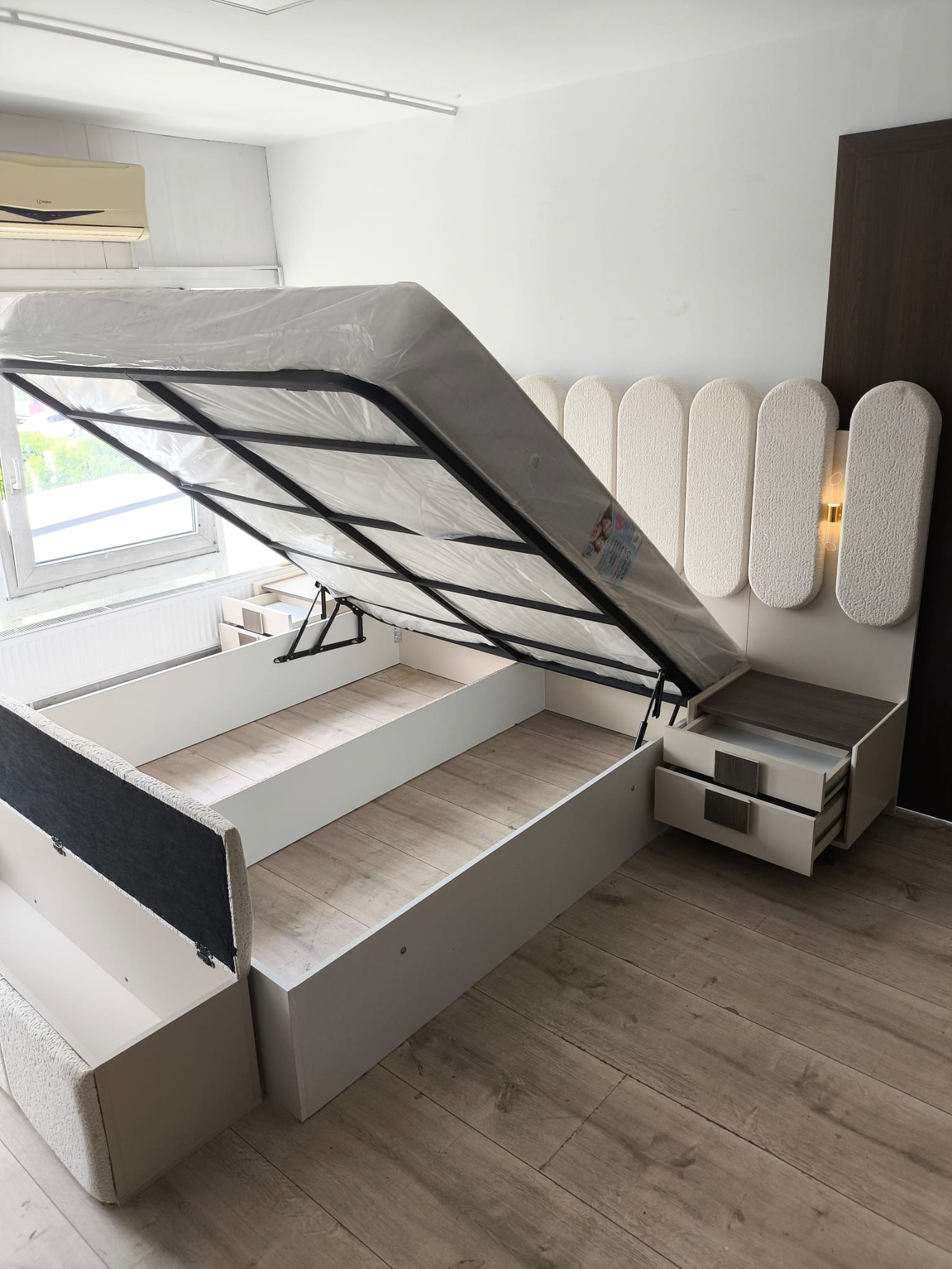 Dormitor complet LOTUS CU PAT DE 180X200 RABATABIL CU DEPOZITARE SALTEA INCLUSA - imagine 12