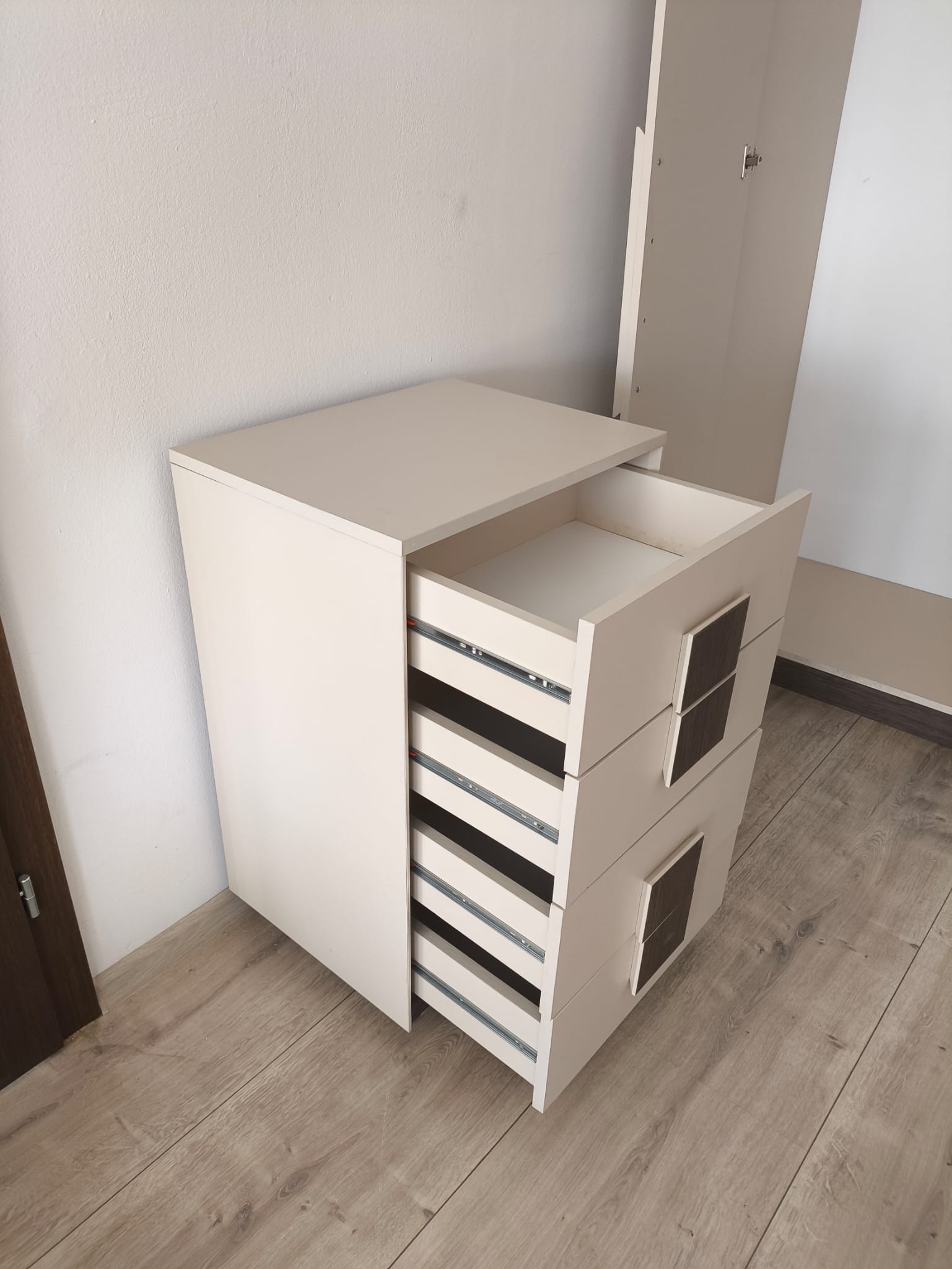 Dormitor complet LOTUS CU PAT DE 180X200 RABATABIL CU DEPOZITARE SALTEA INCLUSA - imagine 17